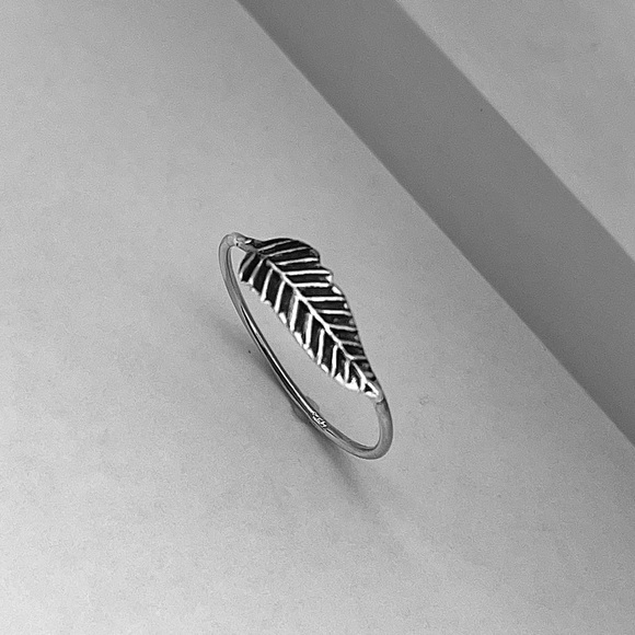 Sterling silver feather ring, feather ring, silver dainty ring, midi ring - Picture 4 of 11